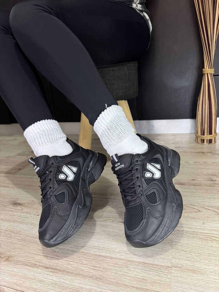 Tenis deportivo letra N