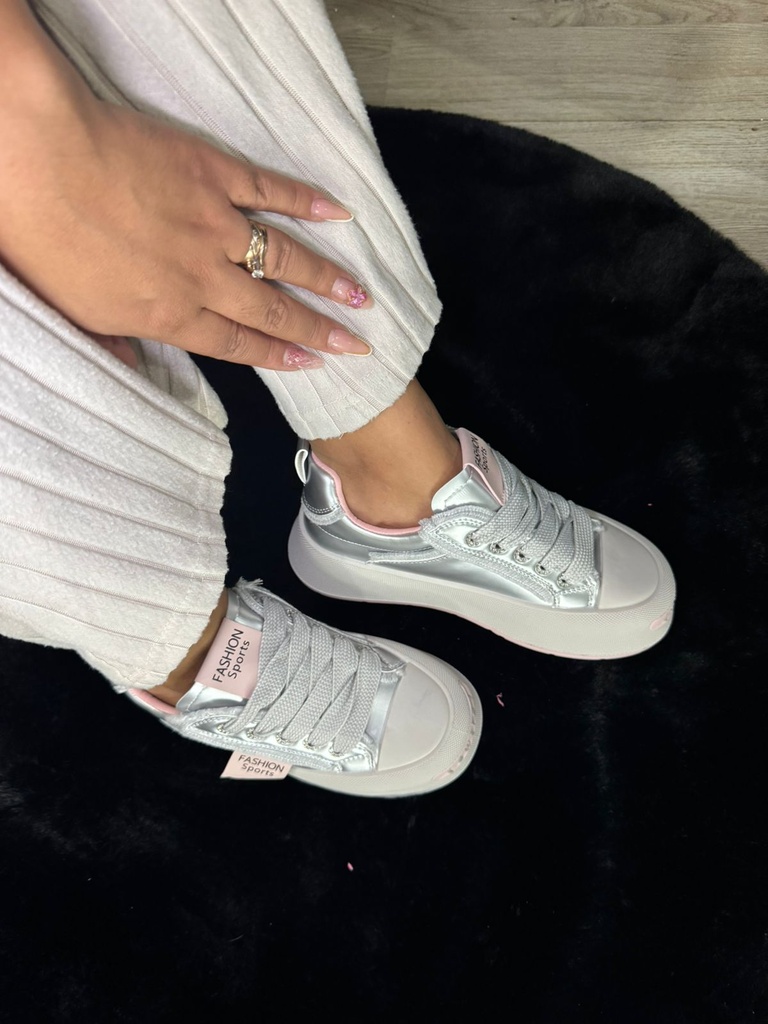 Tenis plateado suela celeste Swtlo