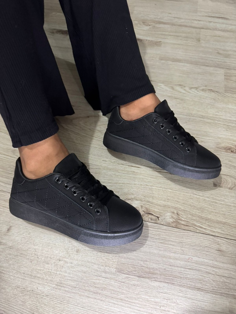 Tenis bajo con bordados de triangulo