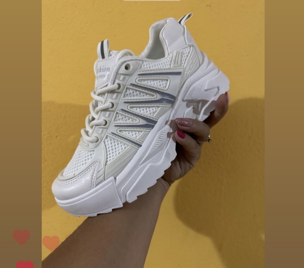 Tenis beige con rayas grises