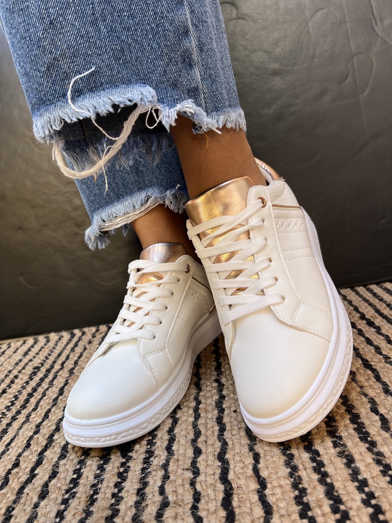 Tenis blanco con champagne