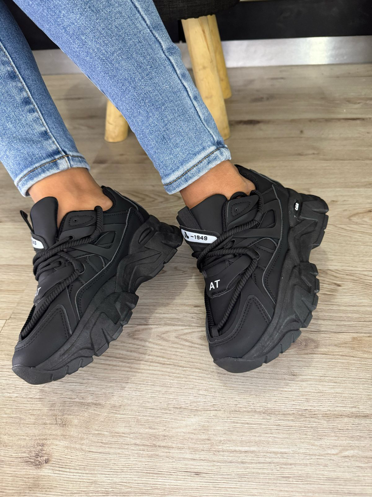 Tenis negro con blanco O&K