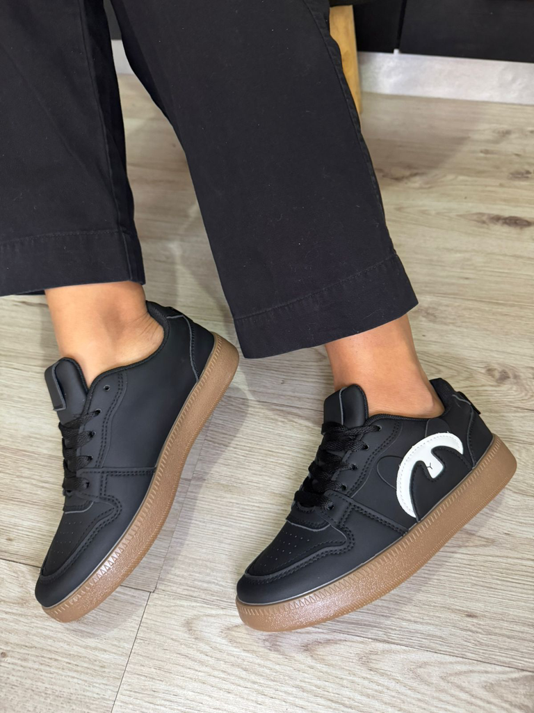 Tenis panda ojitos tapados