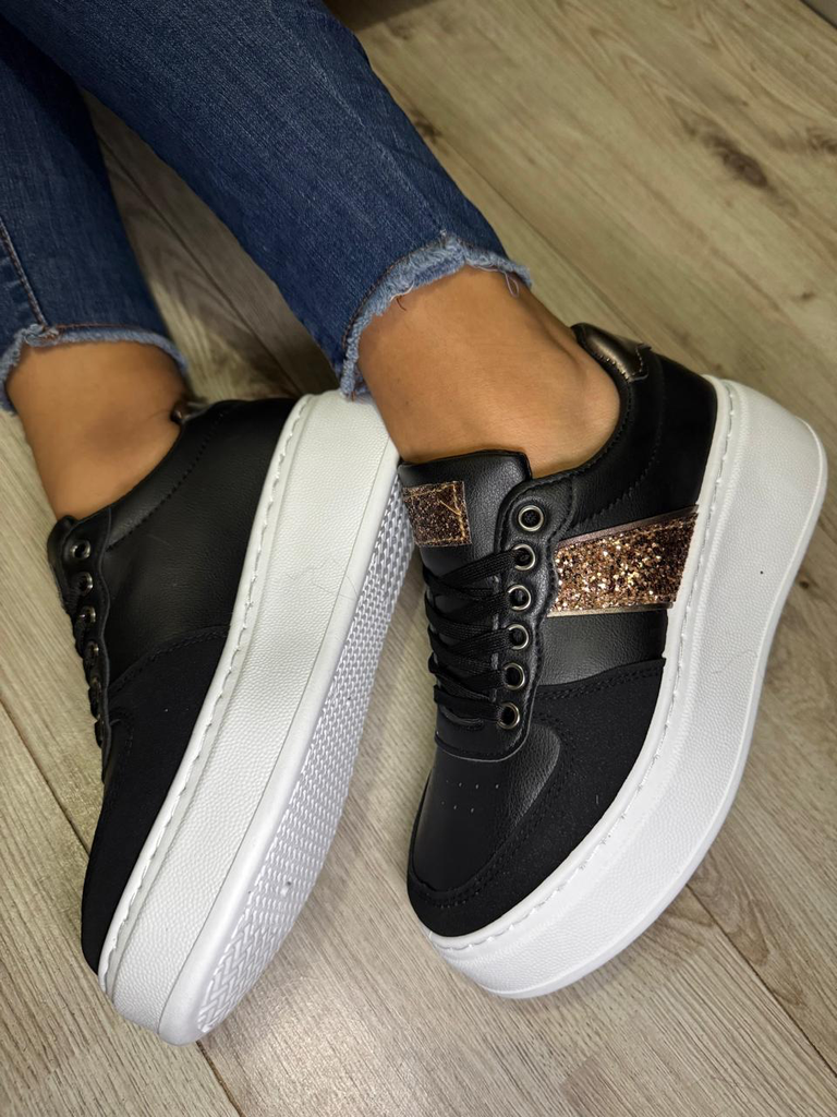 Tenis blanco con negro línea dorada