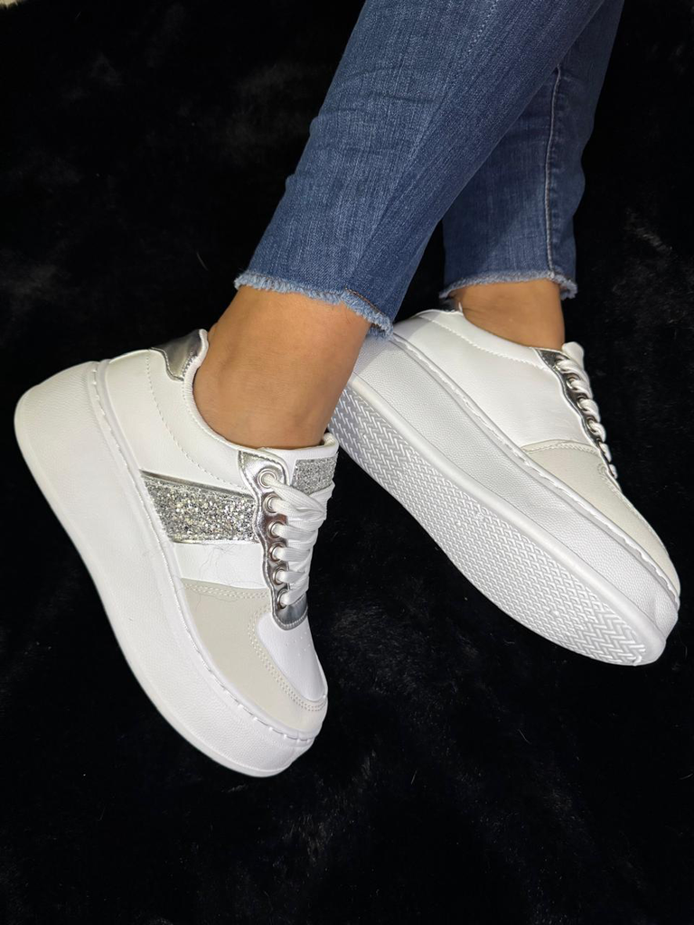 Tenis blanco con gris línea plateada