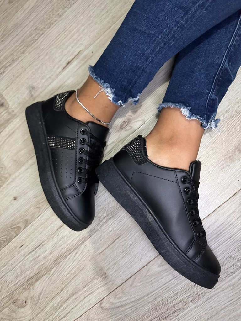 Tenis bajo linea brillante