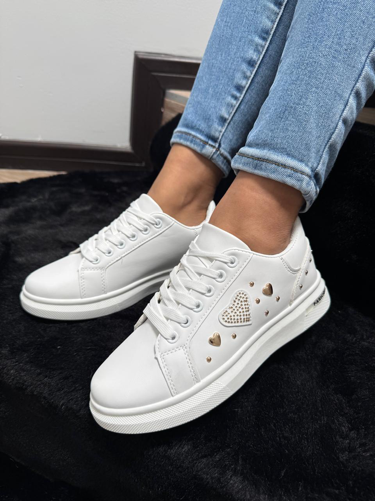 Tenis bajo corazón diamantado