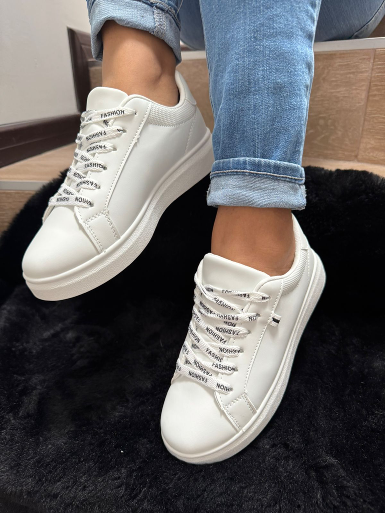 Tenis bajo cinta letras negras