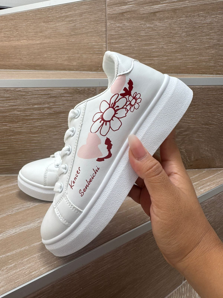 Tenis bajo flores corintas niña