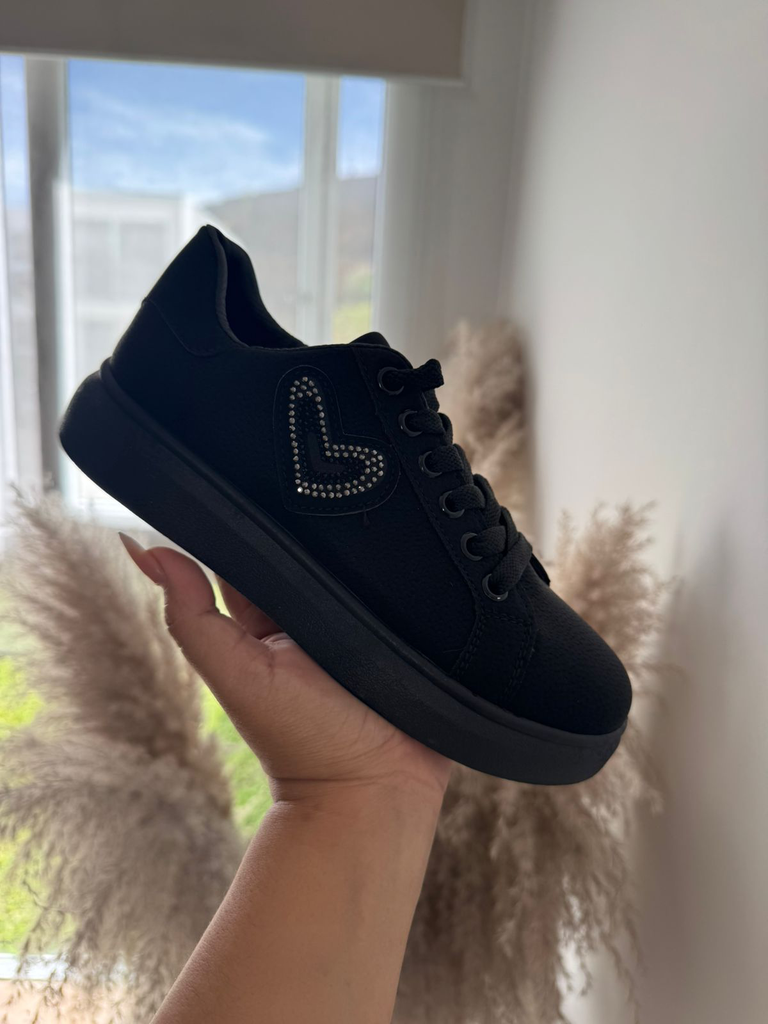 Tenis bajo negro corazón diamantado