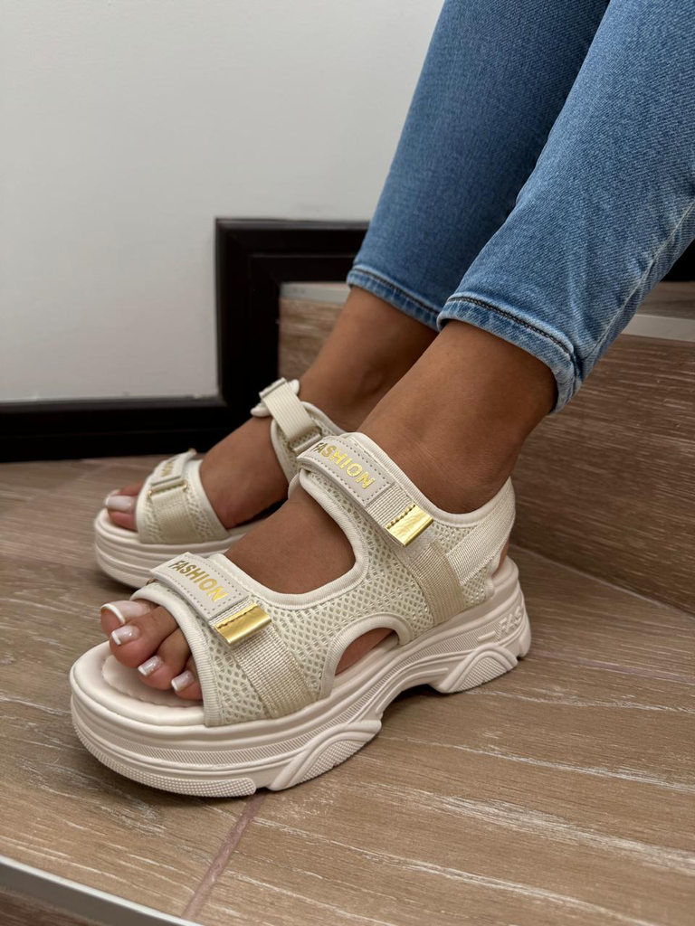 Sandalia fashion dorado