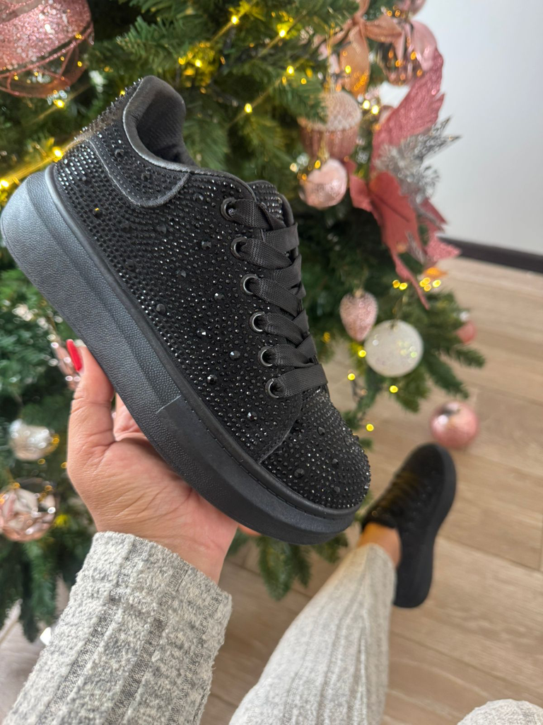 Tenis totalmente perlado