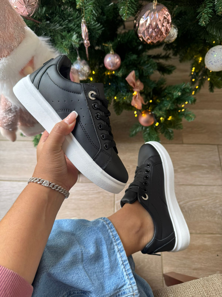 Tenis ojales diamantados