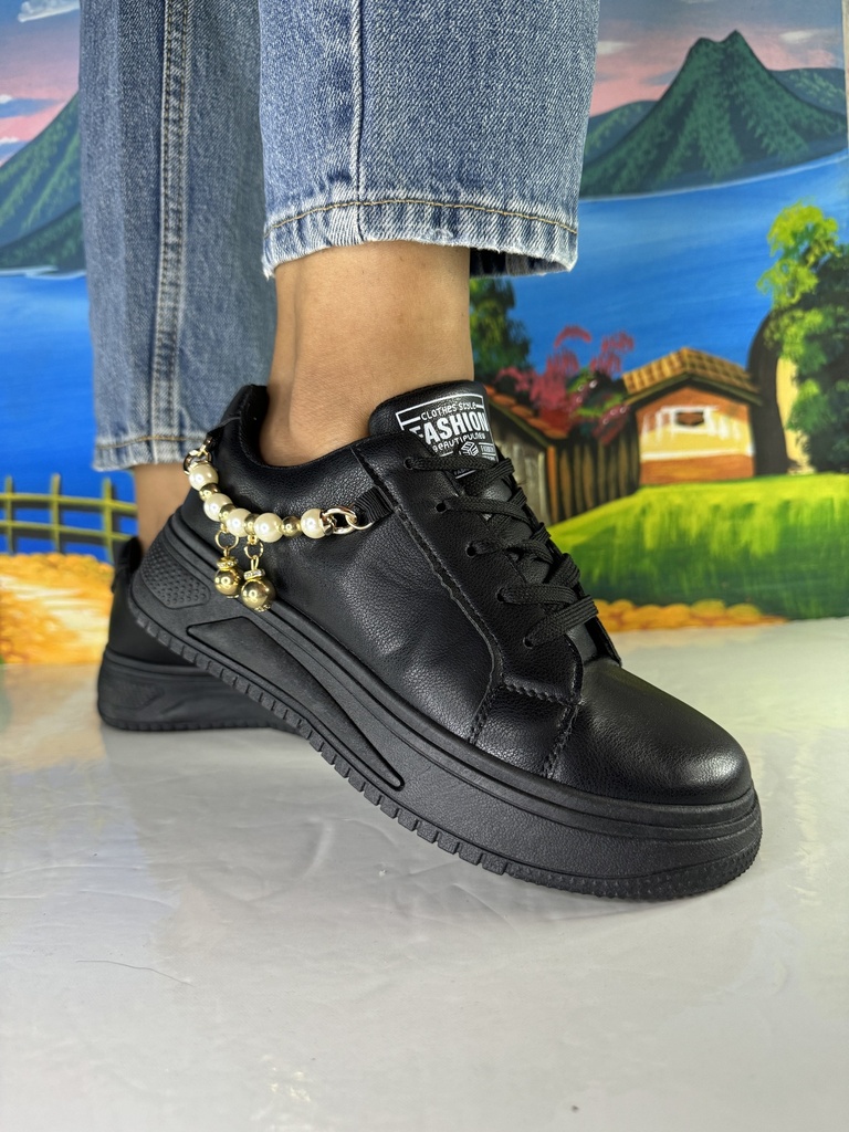 Tenis negro con adorno de perlas