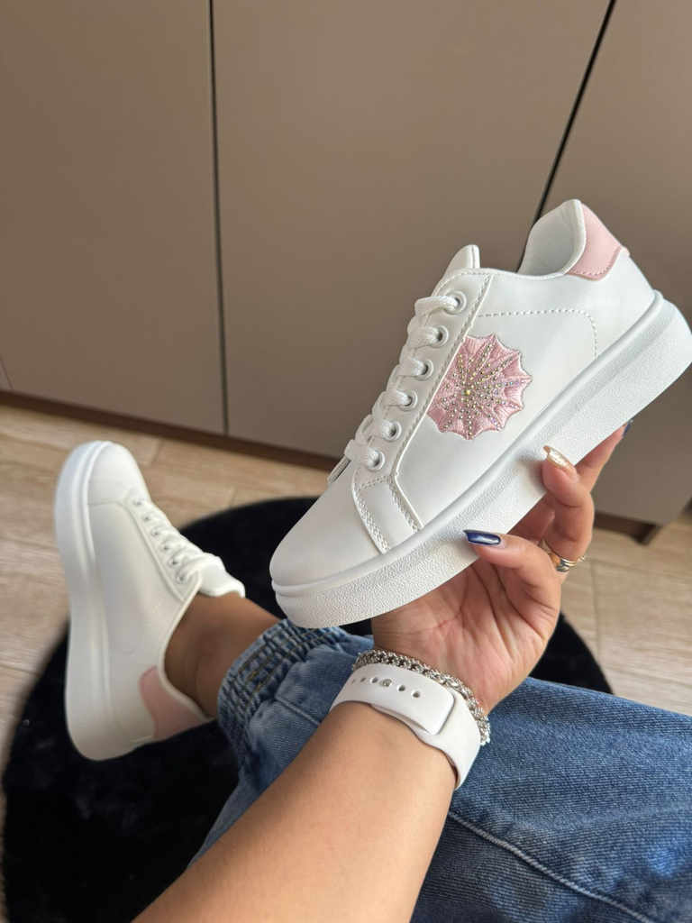 Tenis flor bordada