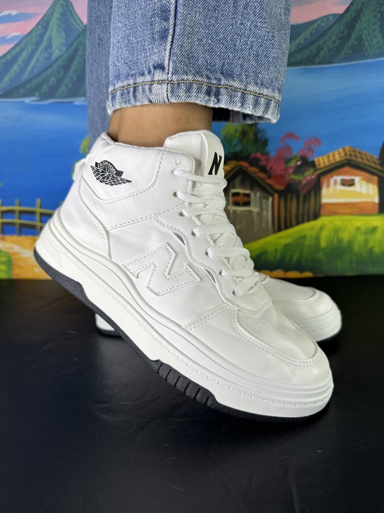 Tenis botín fashion con suela negra