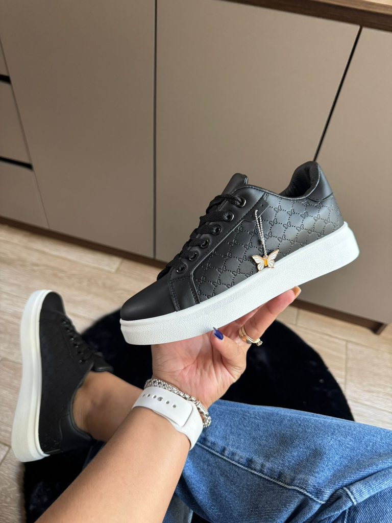 Tenis mariposas talladas