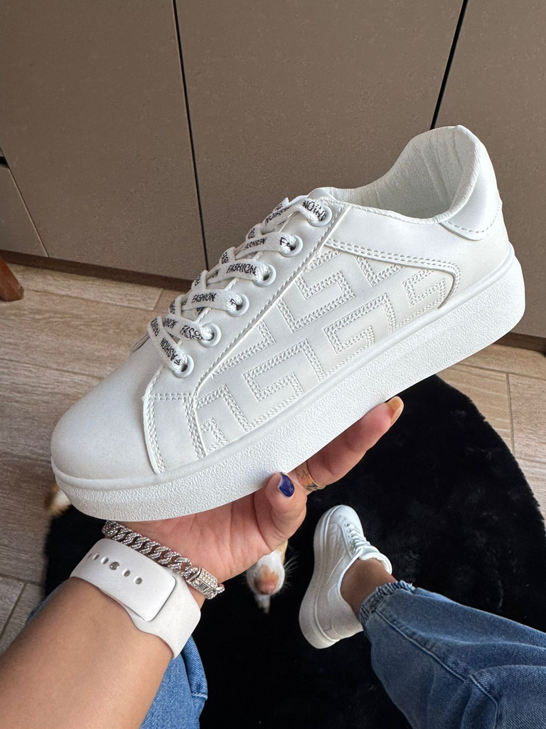 Tenis bajo líneas talladas