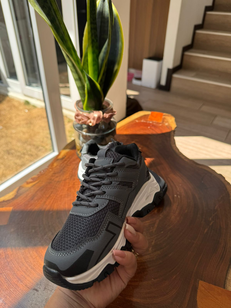 Tenis  para niño, dos triángulos