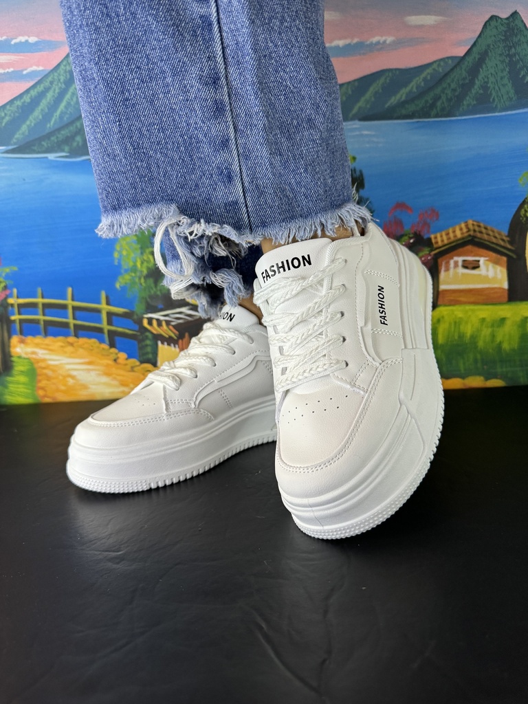 Tenis blancos altos con cinta tejida