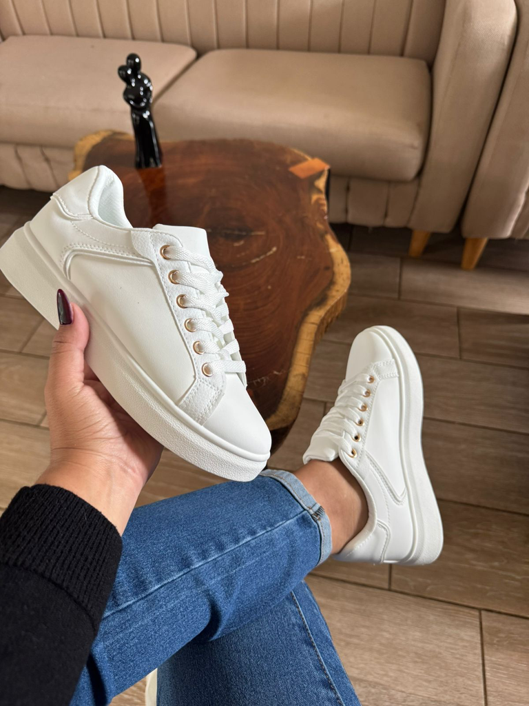 Tenis ojales dorados
