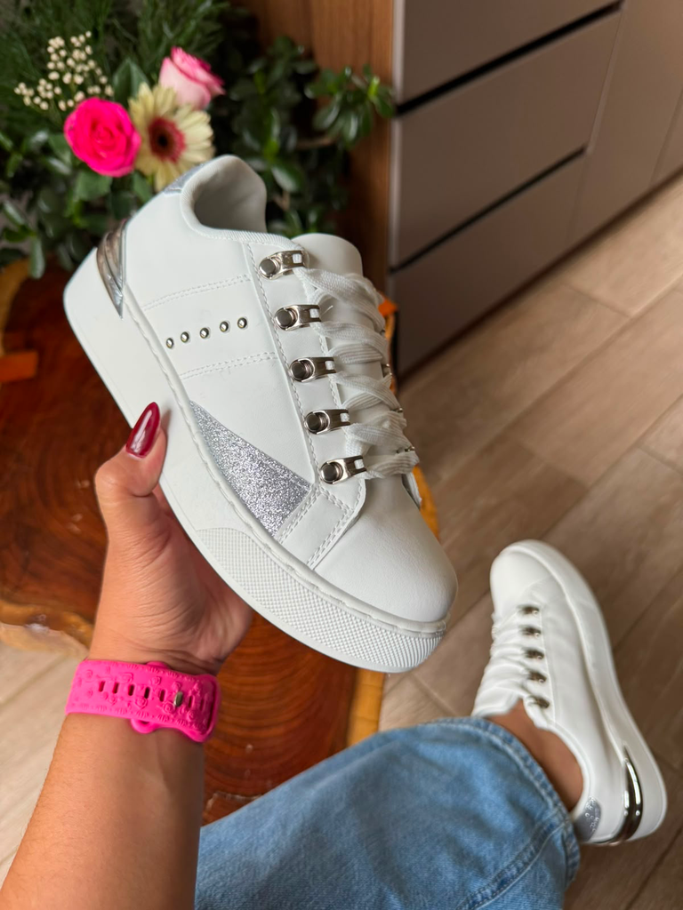 Tenis puntitos dorados