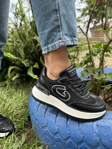 [JW28] Tenis deportivo Letra C