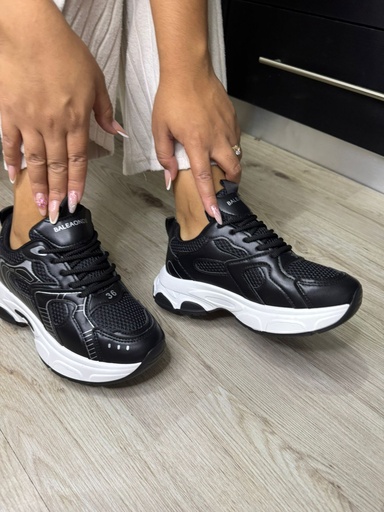 Tenis negro con blanco Baleonds