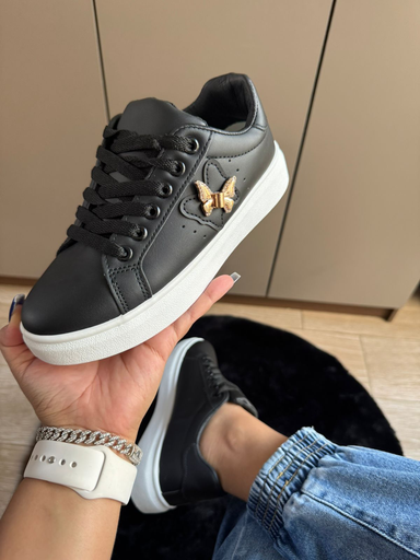 Tenis bajo mariposa dorada
