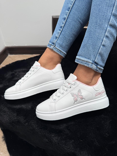 Tenis bajo mariposa bordada