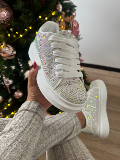 Tenis totalmente perlado