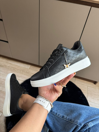 Tenis mariposas talladas