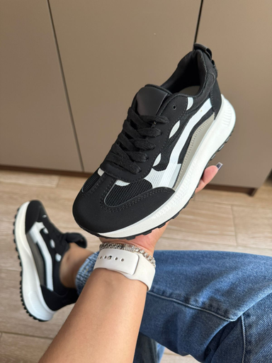 Tenis deportivo línea pintada