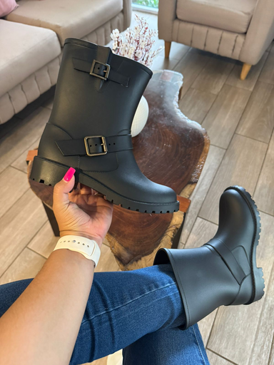 Bota impermeable dos hebillas
