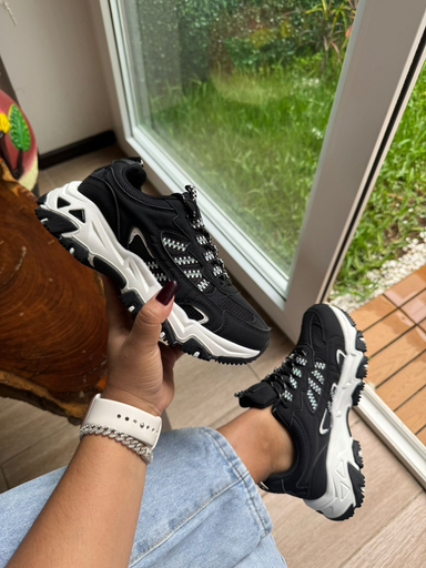 Tenis detalles brillantes