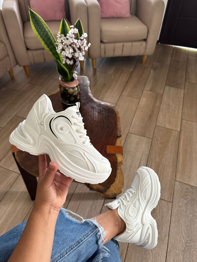 Tenis plataforma detalles plateados